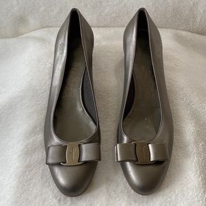Ferragamo Vara leather bronze pumps